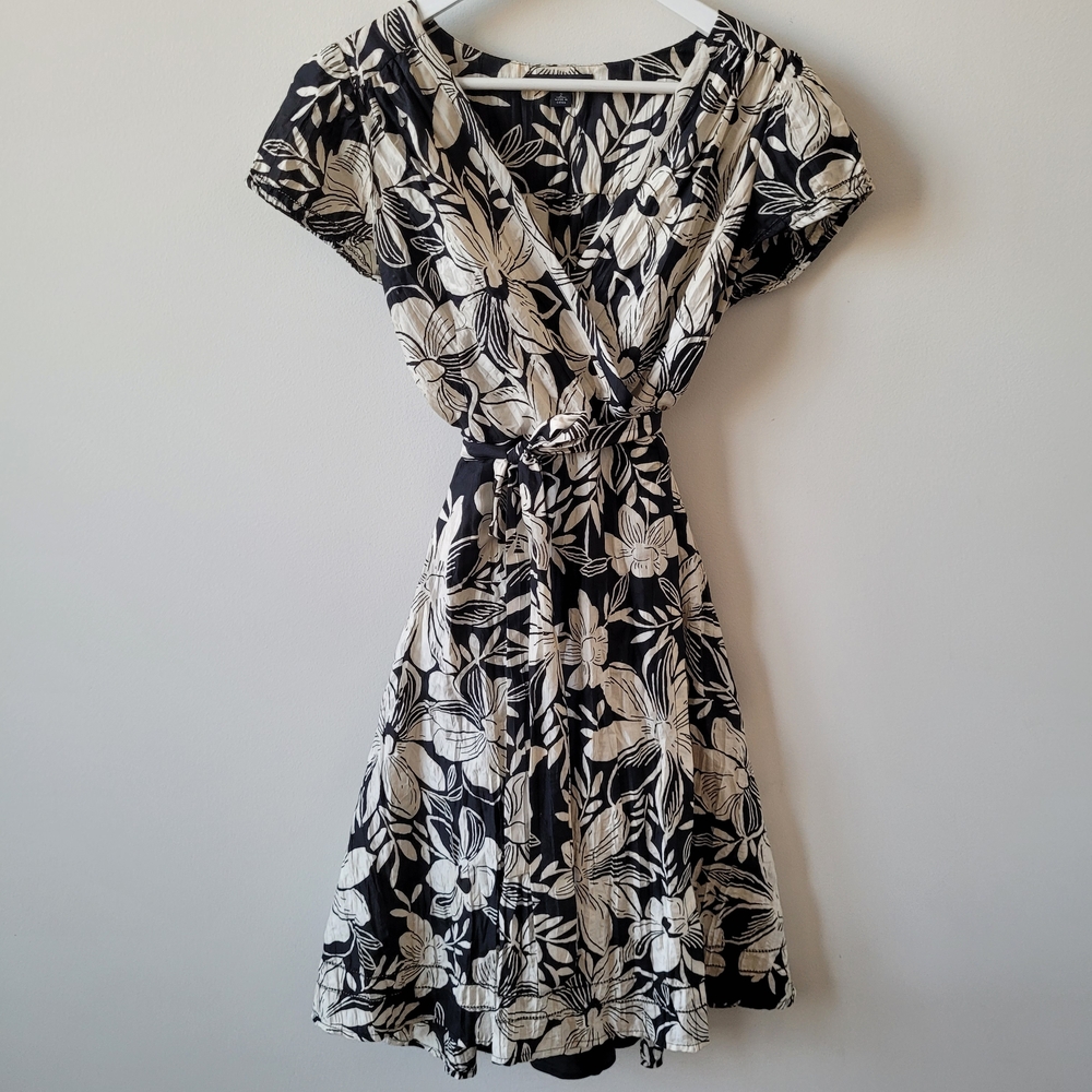 Banana Republic 100% Silk Floral Black and White Wrap Dress Size 2
